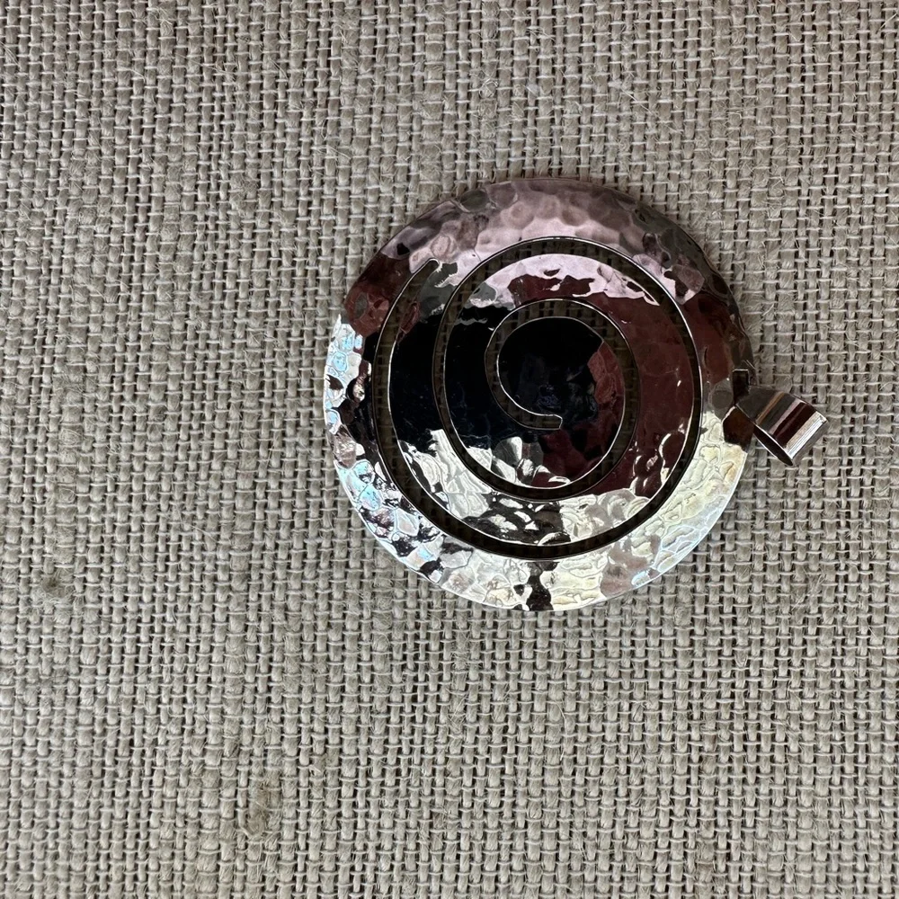 Sterling silver swirl medallion pendant - Picture 4 of 4